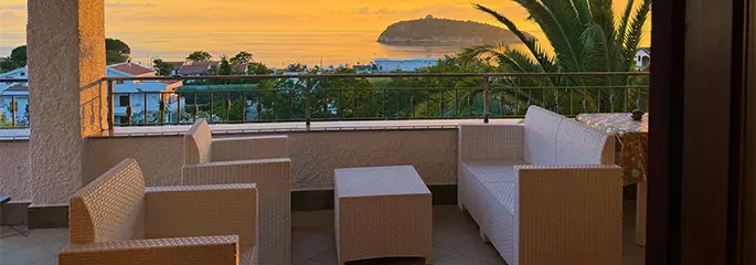 Stupendi terrazzi arredati con vista mare, perfetti per pranzi e cene all'aperto