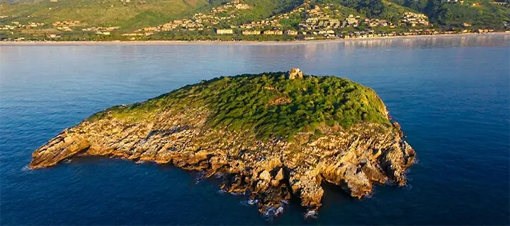 Vista di Cirella dall'alto con l'isola di Cirella sullo sfondo
