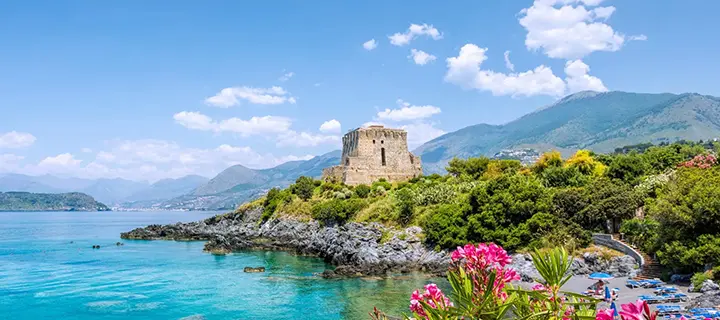 Vista della Torre Talao di Scalea con sfondo il mare