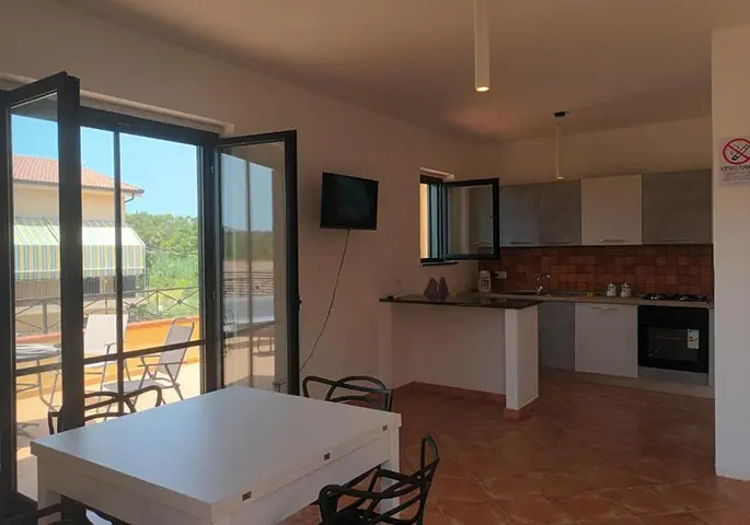 Zona pranzo con angolo cottura condiviso