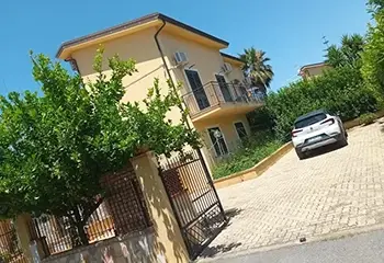 Parcheggio auto interno alla struttura