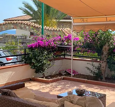 La vista panoramica dal terrazzo di Villa Rosa verso il mare di Diamante