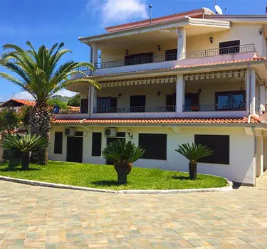 L'edificio degli Appartamenti VistaMare con giardino curato in comune